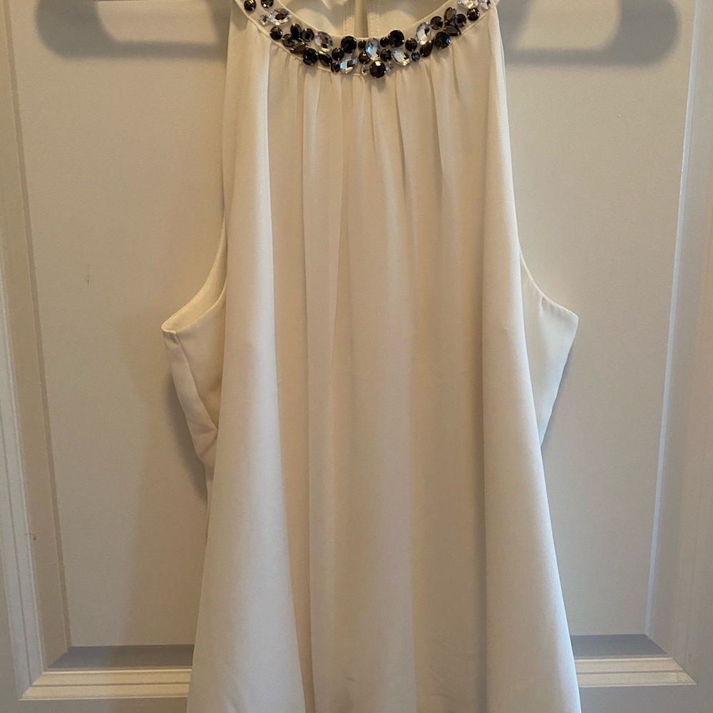 EXPRESS. Sleeveless jewel neckline. Size M. White